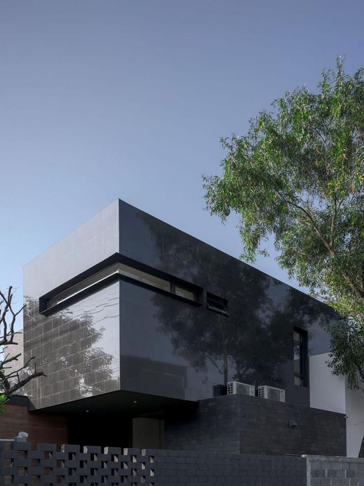House Be(Hide)